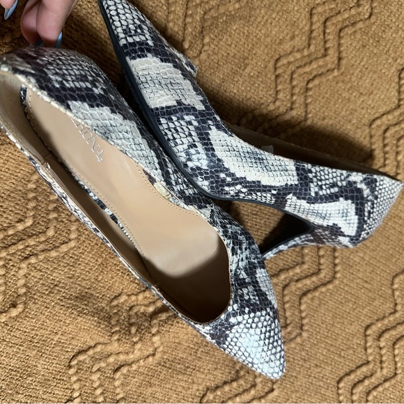 Merona women Python Print Pointed Toe Heeled shoes size 8 - Picture 3 of 5
